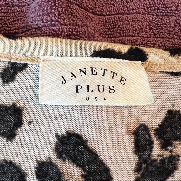 Janette Plus Leopard Print Button Front Top - Picture 9 of 9